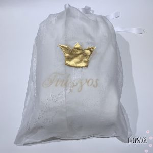 Μπουρνούζι και πετσέτα με χρυσή κορώνα και κεντημένο όνομα